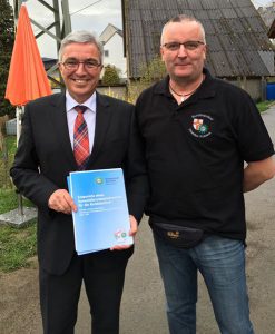 Roger Lewentz (SPD) mit KG Vorstandsmitglied Dirk Seim